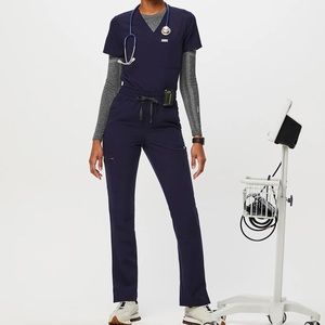 Navy Figs Scrub set women’s XL 2 pocket top, L Petite bottoms like new